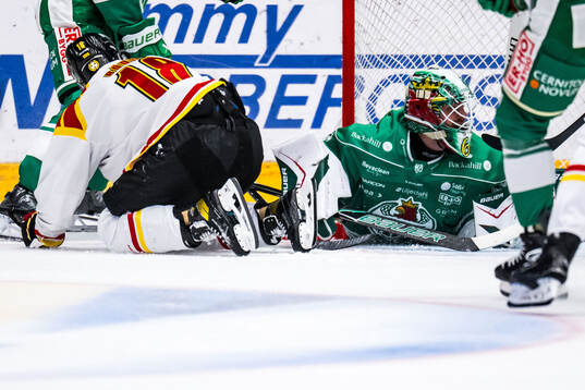 Brynäs Anton Rödin och Rögles målvakt Christoffer Rifalk