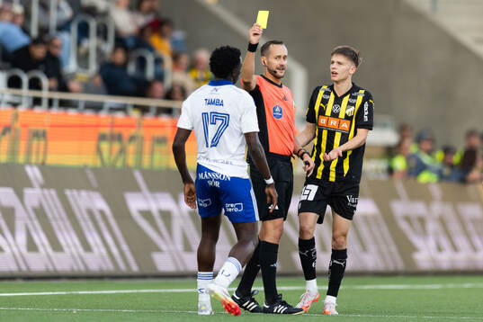 IFK Norrköpings Abdoulie Tamba tilldelas gult kort av