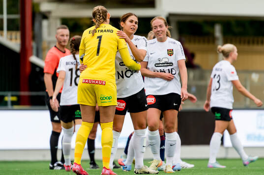 Brommapojkarnas målvakt Clara Ekstrand och Julia Olsson