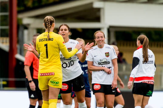 Brommapojkarnas målvakt Clara Ekstrand och Julia Olsson