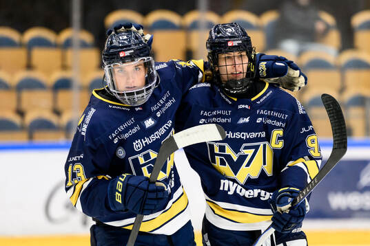 HV71s Julia Nearis och Emmi Rakkolainen jublar