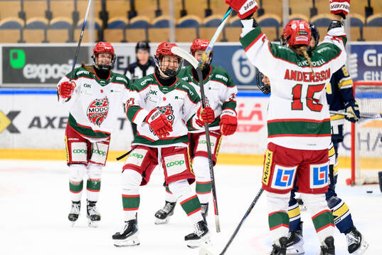 Modos Aoi Shiga och Linnéa Andersson jublar