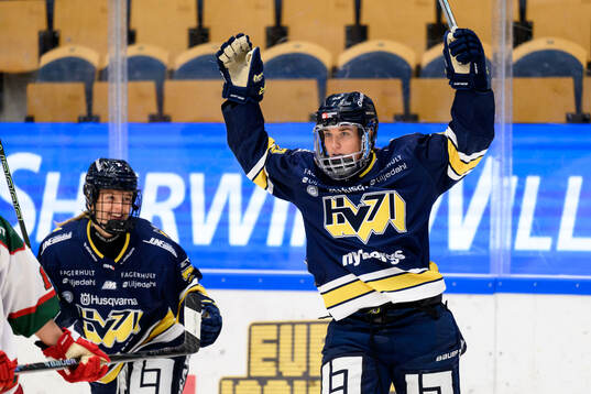 HV71s Julia Nearis jublar