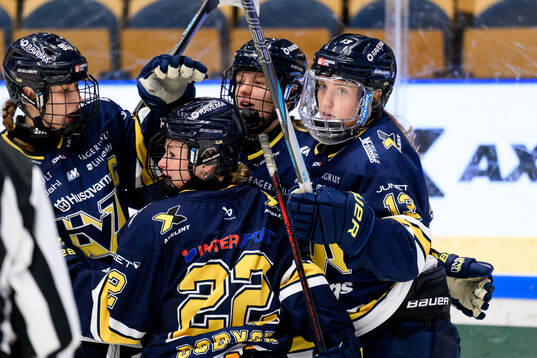 HV71s Julia Nearis jublar