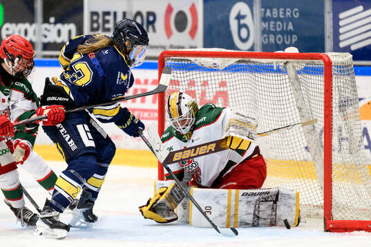 HV71s Julia Nearis och Modos målvakt Tindra Holm