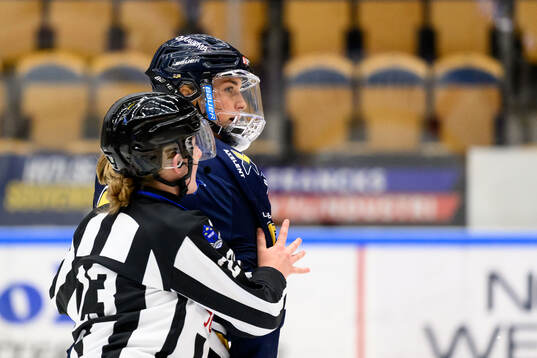 HV71s Julia Nearis reagerar på ett domslut