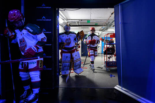 Modos målvakt Tindra Holm och Mira Hallin