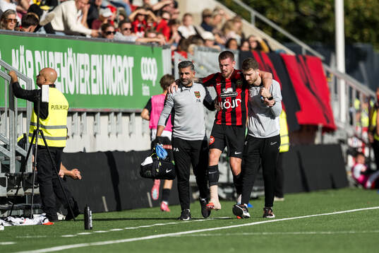 Brommapojkarnas Rasmus Örqvist lämnar planen skadad