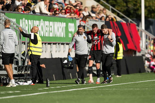 Brommapojkarnas Rasmus Örqvist lämnar planen skadad