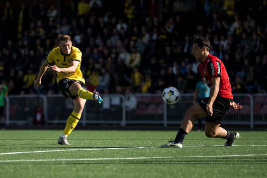 Mjällbys Elliot Stroud och Brommapojkarnas Kevin Ackermann