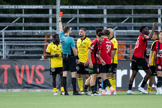 Mjällbys Uba Charles Nwokoma tilldelas rött kort