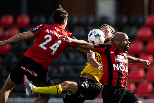 Mjällbys Tom Pettersson mot Brommapojkarnas Kevin