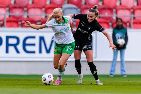 Hammarbys Smilla Holmberg och Växjö DFFs Larkin Russel