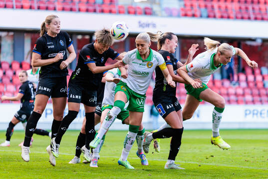 Växjö DFFs Emma Holmqvist, Suzu Amano, Larkin Russel,