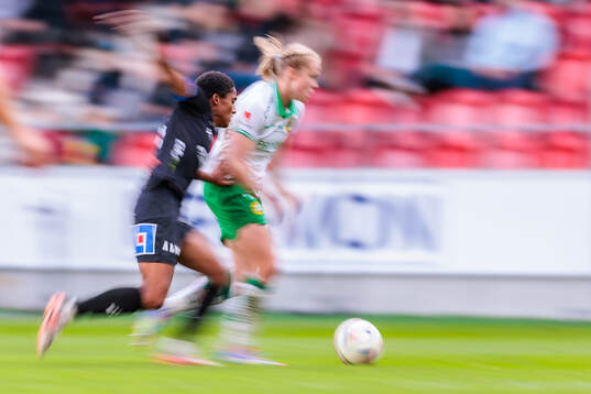 Växjö DFFs Eva Dessislava Dupuy och Hammarbys Julie