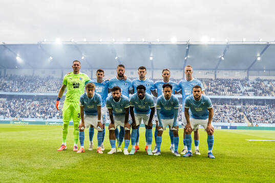 Malmö FFs startelva ställer upp för en lagbild