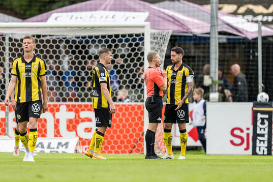 Hammarbys Oscar Johansson Schellhas och Nahir Besara i