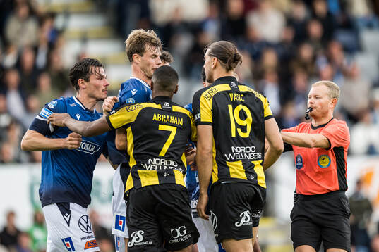 Halmstads Filip Schyberg och Hammarbys Nikola Vasic