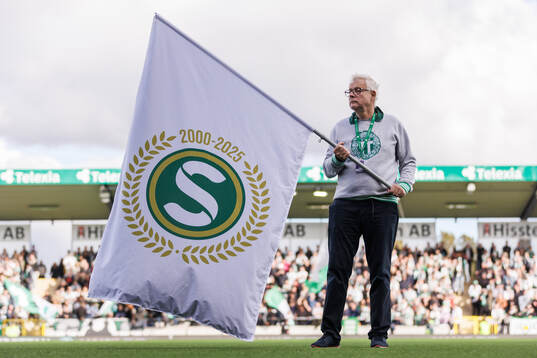 En funktionär med en Superettanflagga