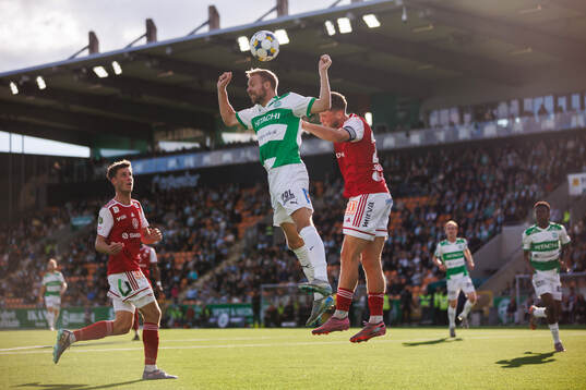 Västerås Jonathan Ring och Sandvikens IFs Emil Engqvist