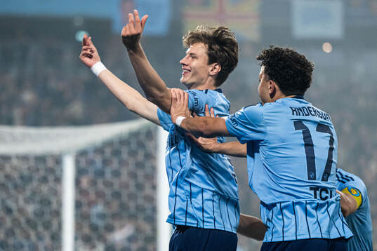 Djurgårdens August Priske Flyger och Mikael Anderson jublar