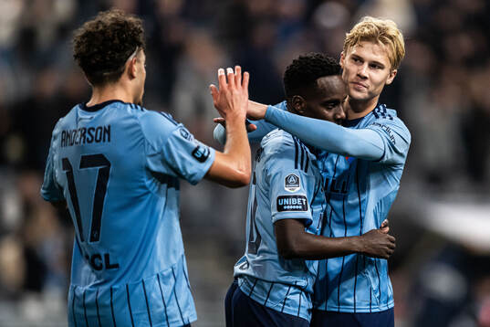 Djurgårdens Mikael Anderson jublar med Tokmac Nguen och