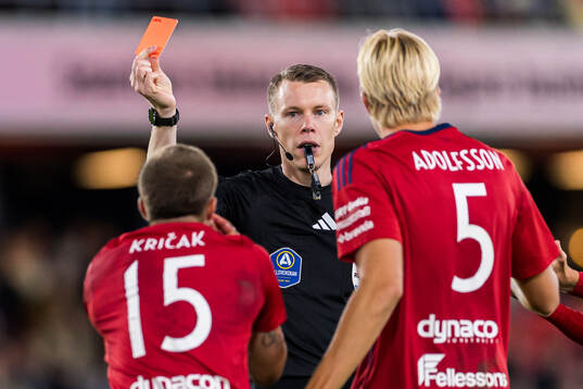 Domare Oscar Johnson ger rött kort till Östers Ivan Kricak