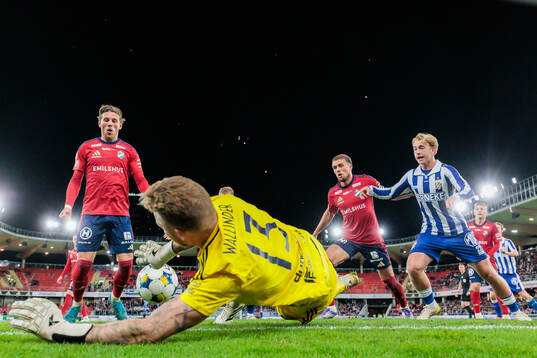 Östers målvakt Robin Wallinder gör en räddning. Med på