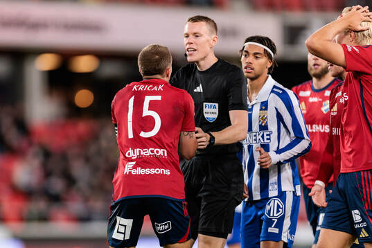 Östers Ivan Kricak och Domare Oscar Johnson