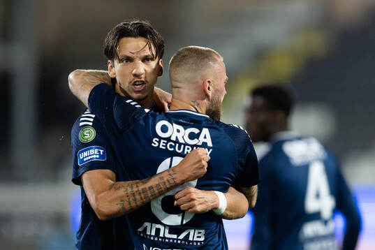 Utsiktens Kevin Rodeblad Lowe och Alexander Faltsetas jublar