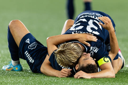 Utsiktens Malkolm Moenza och Sebastian Lagerlund jublar