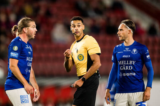 Trelleborgs Charlie Weberg och Domare Farouk nehdi och