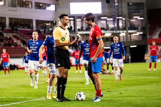 Domare Farouk nehdi och Helsingborgs Wilhelm Loeper