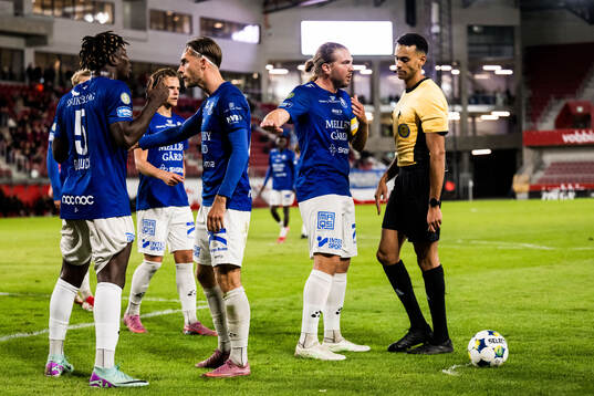 Trelleborgs Abel Ogwuche och Charlie Weberg och Domare