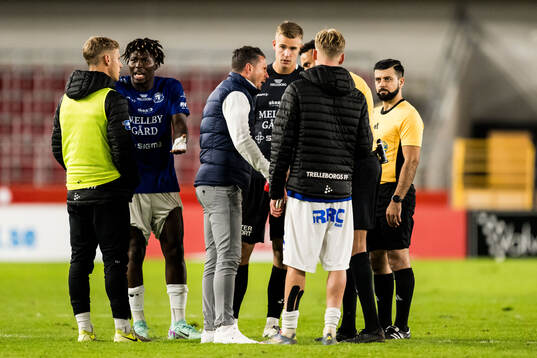 Trelleborgs tränare Kristian Haynes i samtal med och