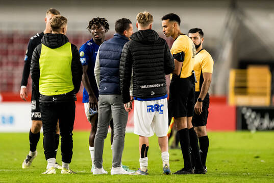 Trelleborgs tränare Kristian Haynes i samtal med och