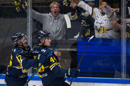 HV71s Isac Brännström och Hugo Fransson jublar