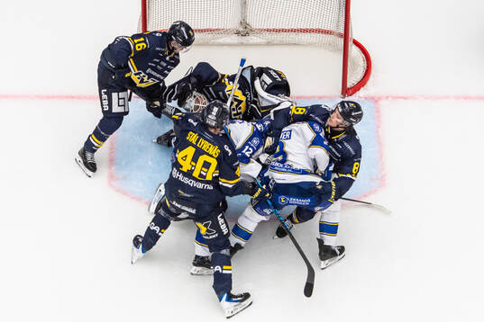 HV71s Linus Lindström, målvakt Frederik Dichow, Oskar