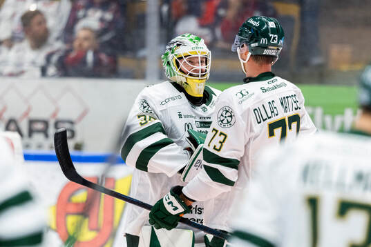 Färjestads målvakt Melker Thelin jublar