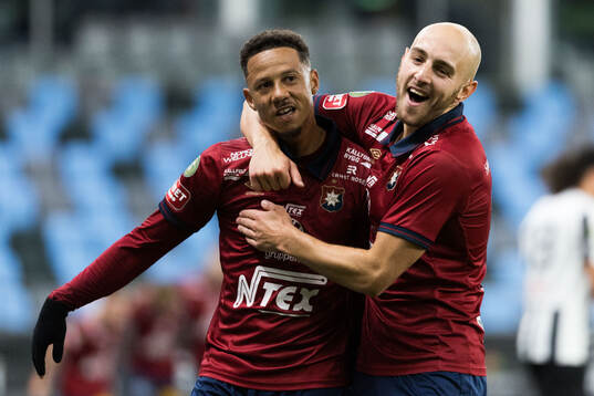 Örgrytes Tobias Sana jublar med Amel Mujanic