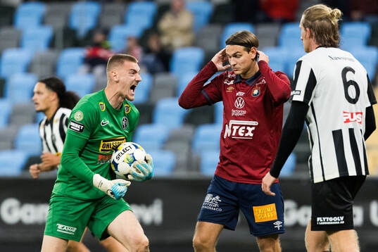 Landskronas målvakt Marcus Pettersson reagerar