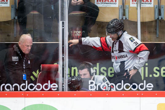 Domare Oscar Niklasson och domare Kristoffer Folkstrand