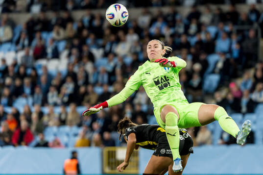 Malmö FFs målvakt Moa Öhman och Häckens Felicia