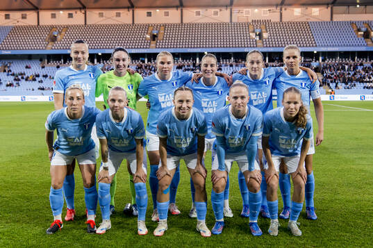 Malmö FFs spelare ställer upp för en lagbild