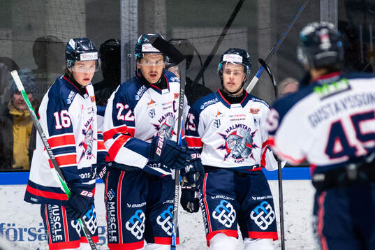 Halmstads Victor Gagic jublar med Melker Sigurd och Anton