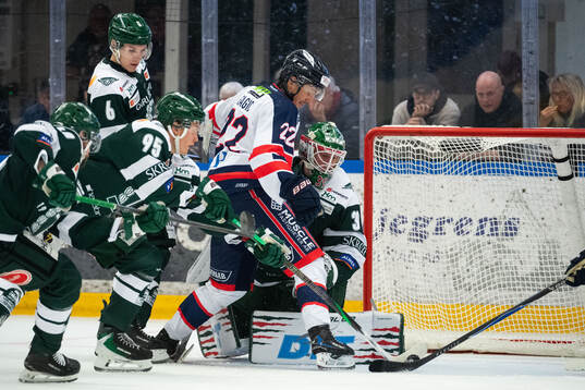 Halmstads Victor Gagic och Tingsryds AIFs målvakt Emil