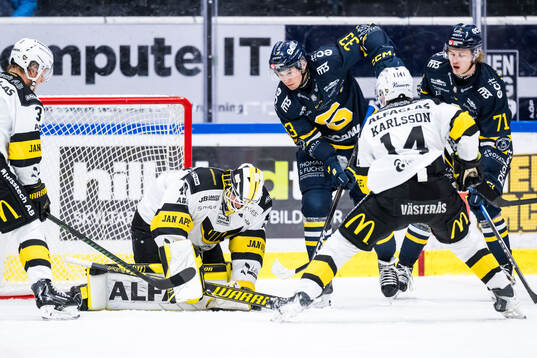 Södertäljes Måns Lindbäck framför Västerås målvakt