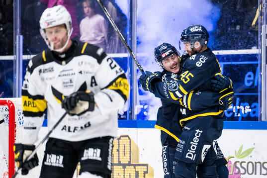 Södertäljes Brett Stapley och Sebastian Dyk jublar