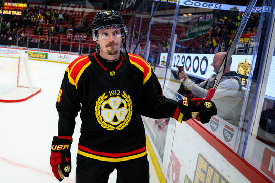 Brynäs Johannes Kinnvall jublar med lagkamrater