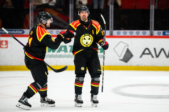 Brynäs Anton Rödin jublar med Greg Scott